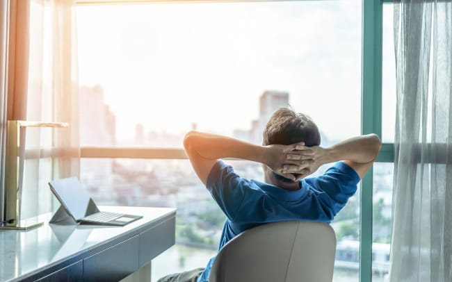 lavoratore soddisfatto guarda fuori dalla finestra lavoratore soddisfatto guarda fuori dalla finestra
