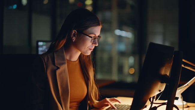 ragazza al computer ragazza al computer