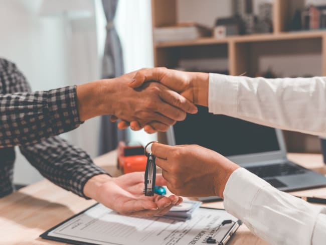 stretta di mano e consegna chiavi dell'auto stretta di mano e consegna chiavi dell'auto