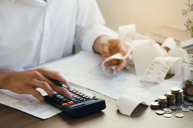 uomo fa calcoli con la calcolatrice uomo fa calcoli con la calcolatrice