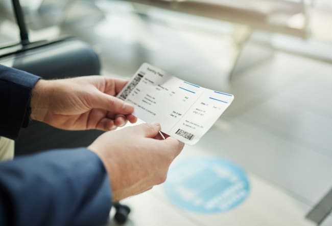 persona tiene biglietto aereo in mano persona tiene biglietto aereo in mano