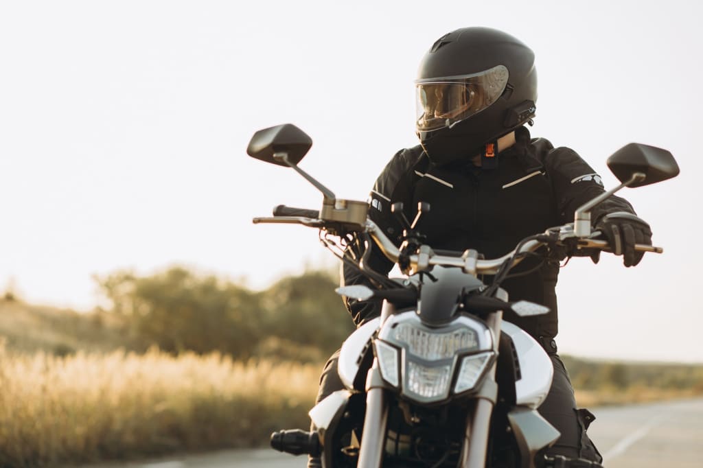 Ragazzo che guida moto Ragazzo che guida moto