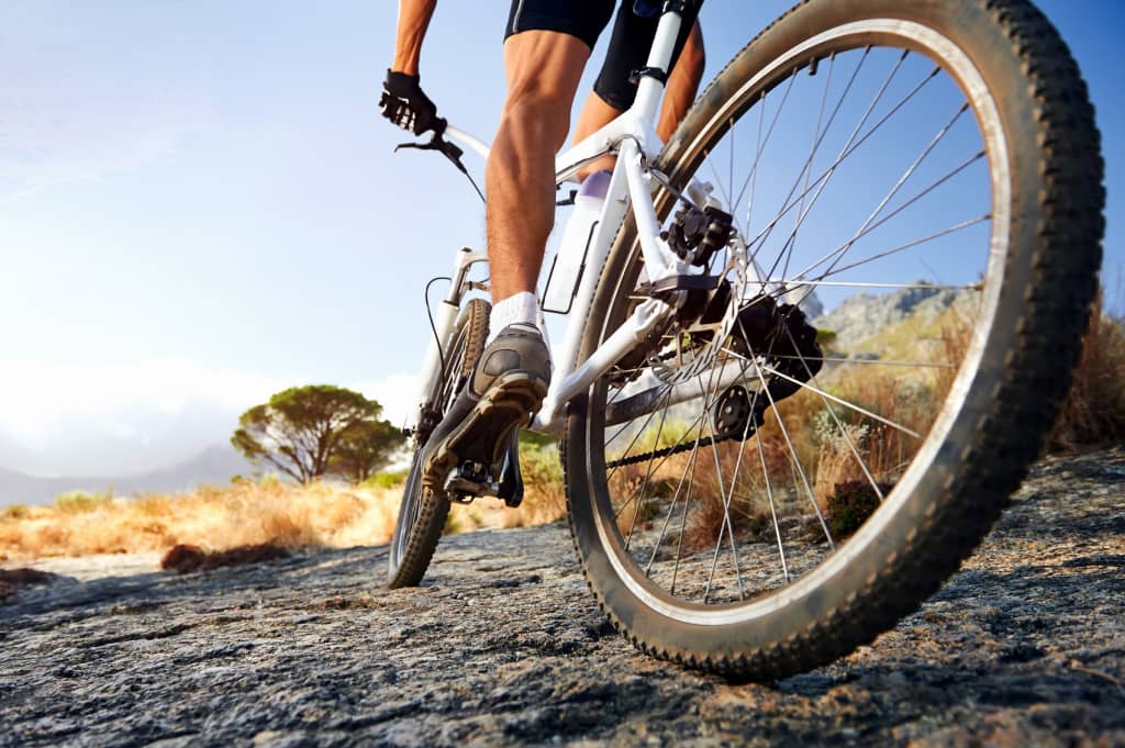uomo in mountain bike