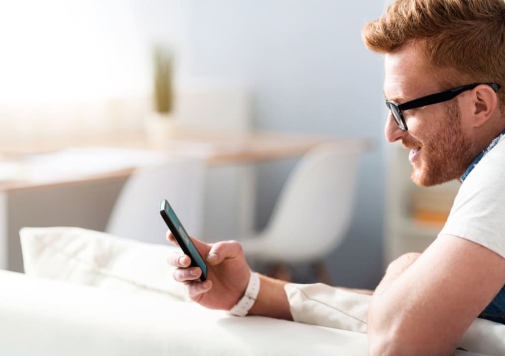 giovane uomo con smartphone giovane uomo con smartphone