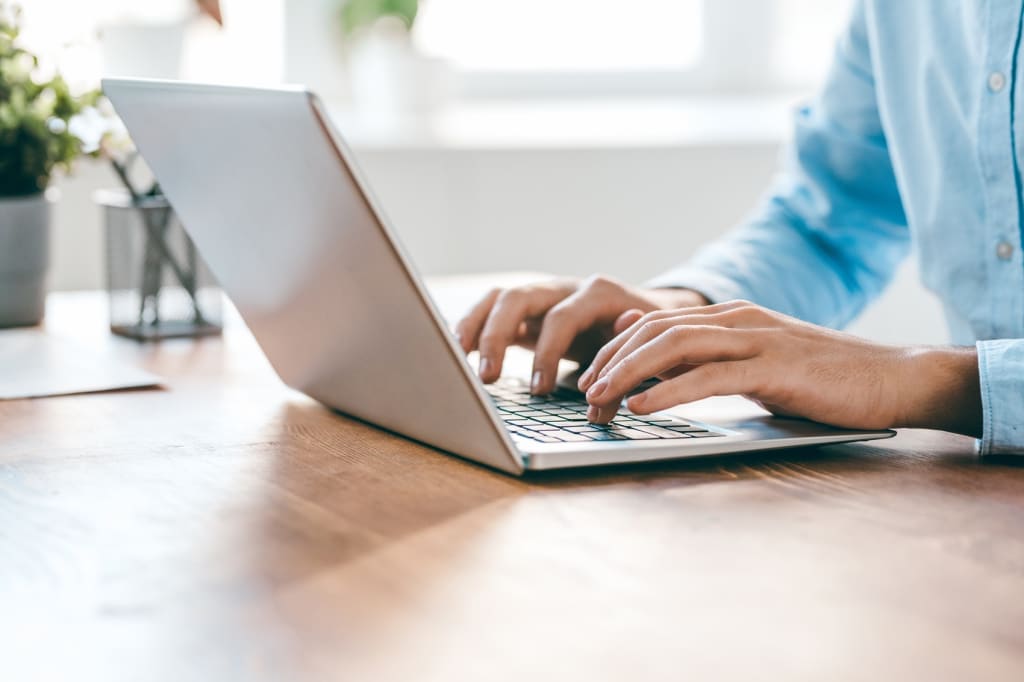 Persona che digita sulla tastiera di un computer