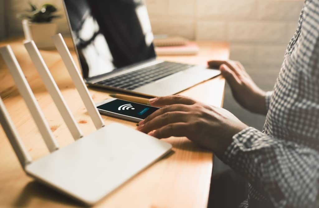 Persona che si collega al wifi tramite password 