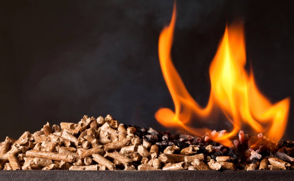 primo piano di pellet e fiamma sullo sfondo primo piano di pellet e fiamma sullo sfondo