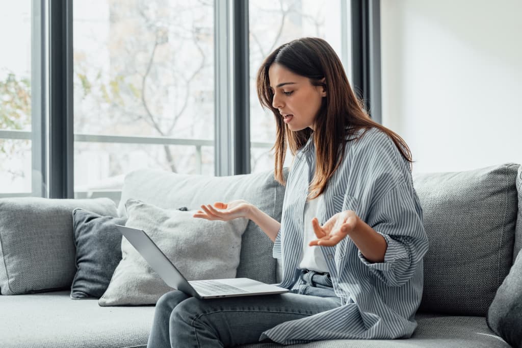 Ragazza che ha problemi di connessione internet lenta Ragazza che ha problemi di connessione internet lenta