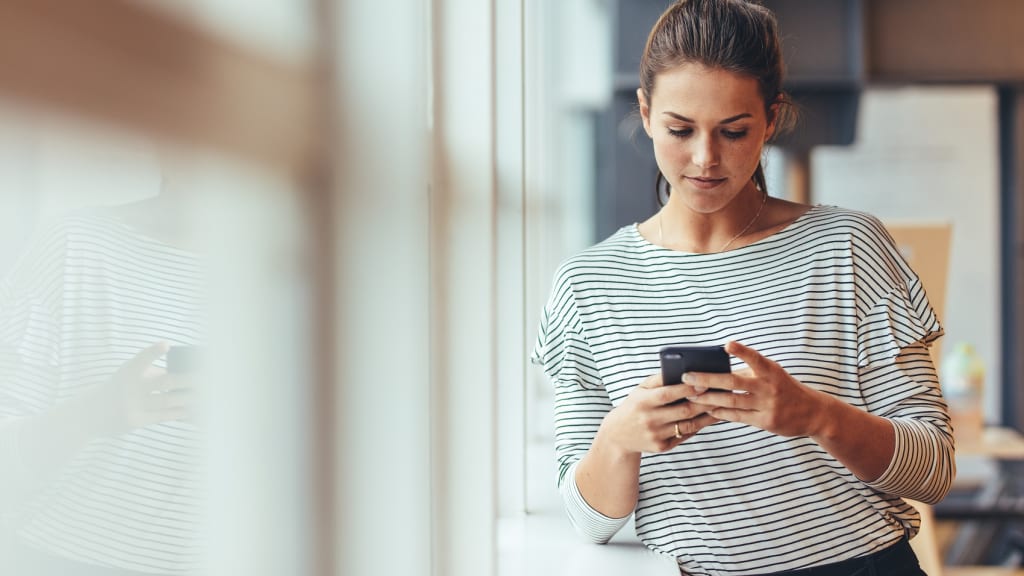 ragazza con smartphone