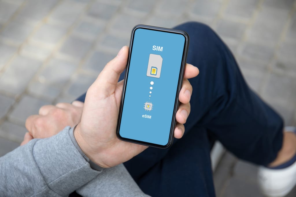ragazzo-con-smartphone-in-mano-che-passa-da-sim-a-e-sim.jpeg ragazzo-con-smartphone-in-mano-che-passa-da-sim-a-e-sim.jpeg