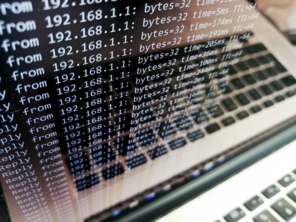 schermo del pc con ping test in esecuzione schermo del pc con ping test in esecuzione