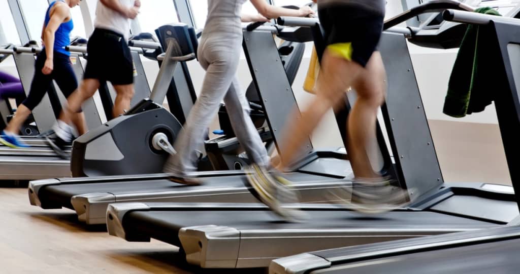serie di tapis roulant con persone che corrono