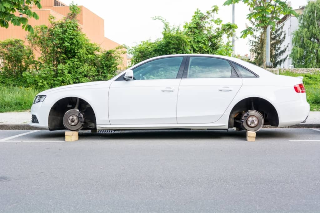 auto con ruote rubate
