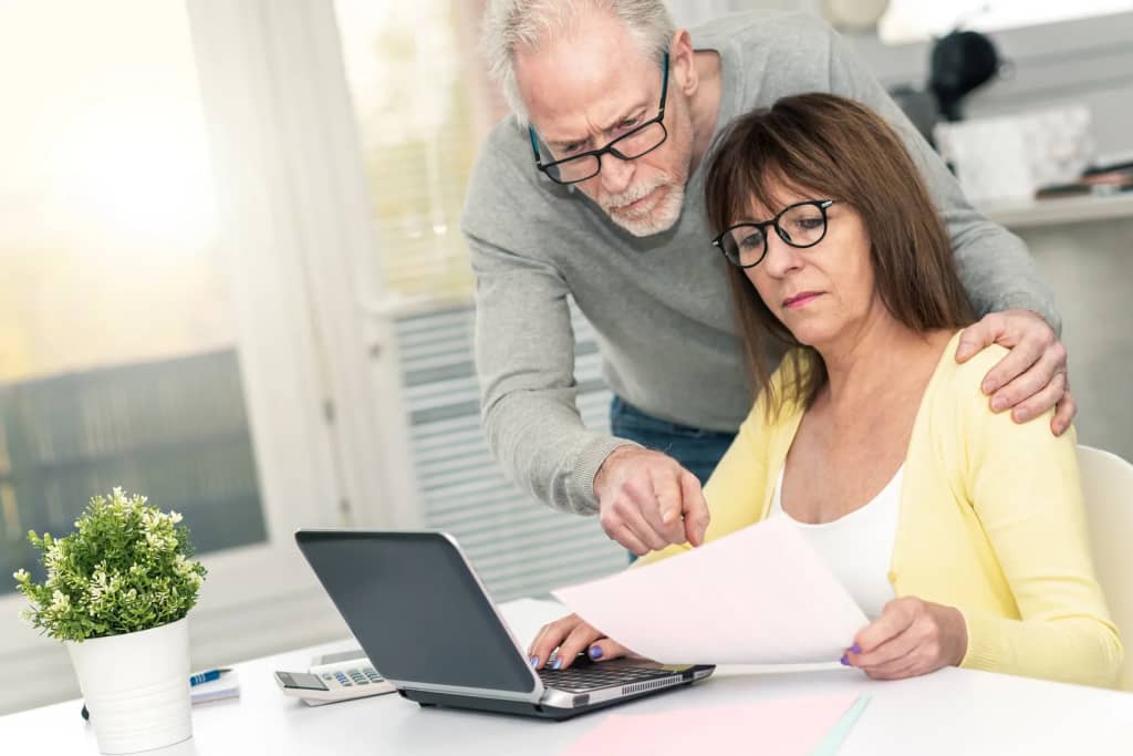 coppia di mezza età che legge la bolletta coppia di mezza età che legge la bolletta