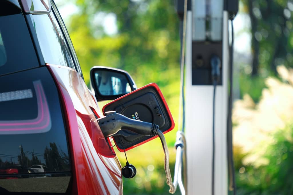 auto elettrica mentre si ricarica auto elettrica mentre si ricarica
