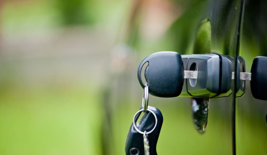 chiavi dell'auto in una serratura chiavi dell'auto in una serratura