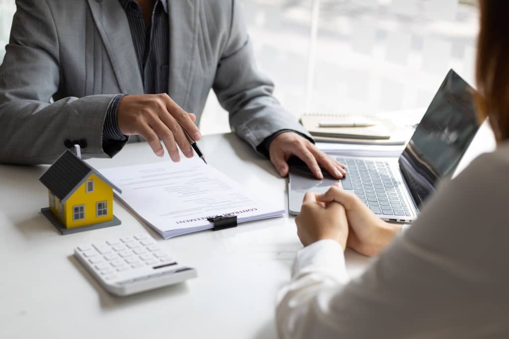 Consulente che mostra proposte per ottenere un mutuo Consulente che mostra proposte per ottenere un mutuo