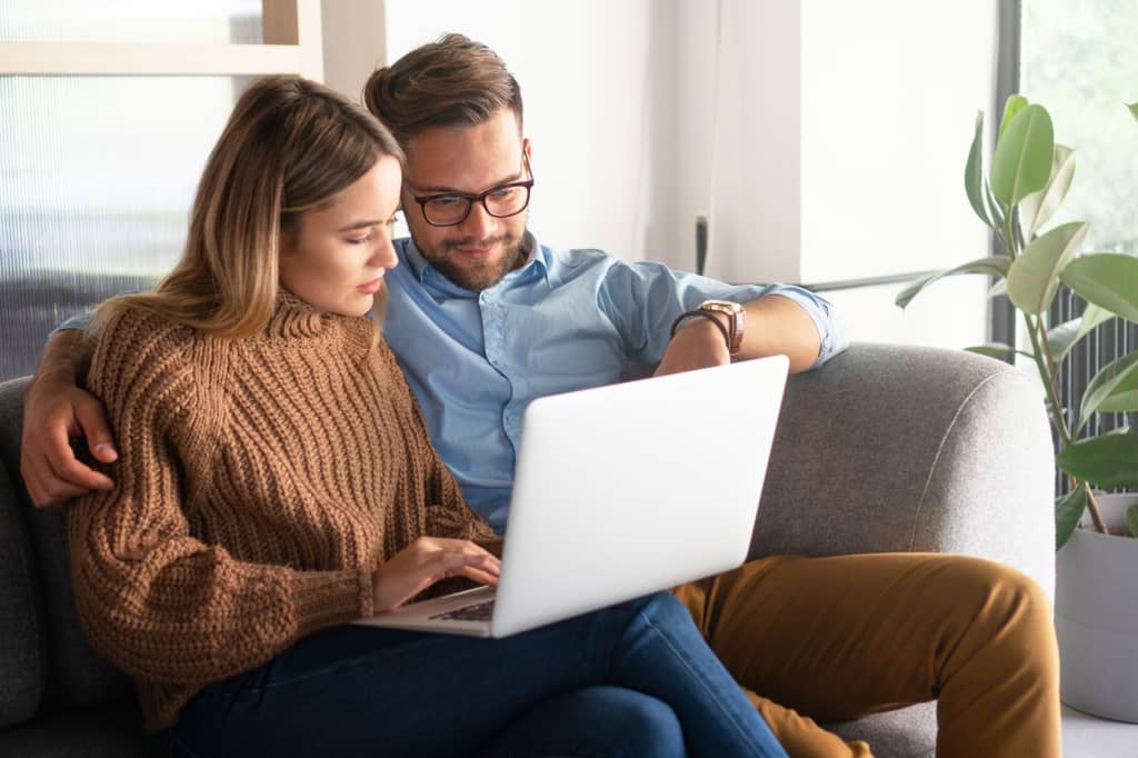 coppia al computer che valuta le offerte per un prestito