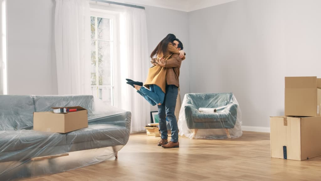coppia si abbraccia nella casa nuova coppia si abbraccia nella casa nuova