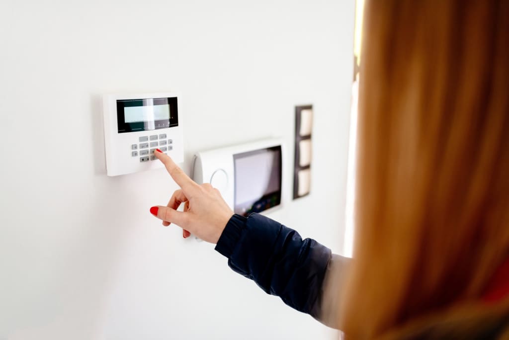donna imposta allarme in casa donna imposta allarme in casa
