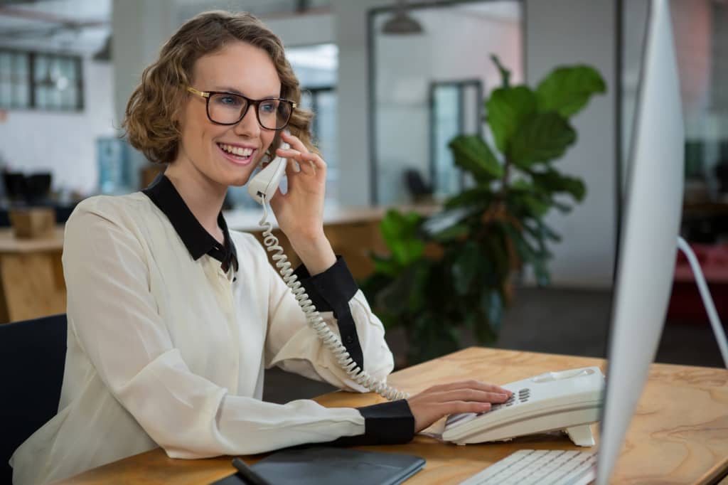 donna parla al telefono fisso donna parla al telefono fisso