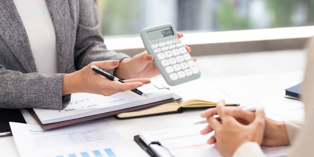 esperta mostra calcolatrice a cliente