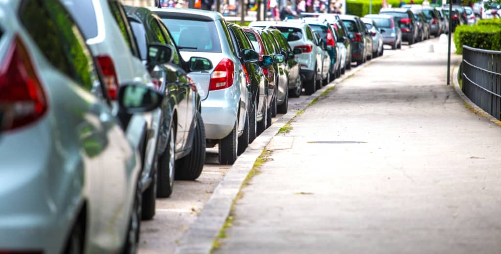 fila di auto parcheggiate fila di auto parcheggiate