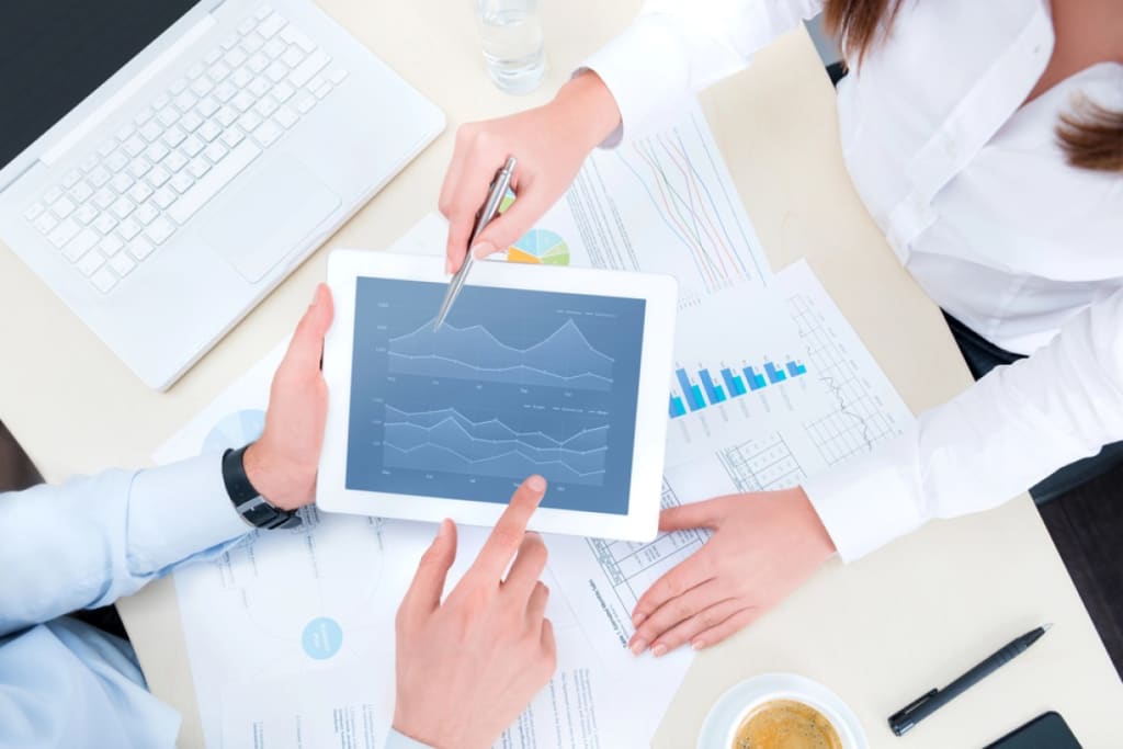 grafico finanziario analizzato da due consulenti grafico finanziario analizzato da due consulenti