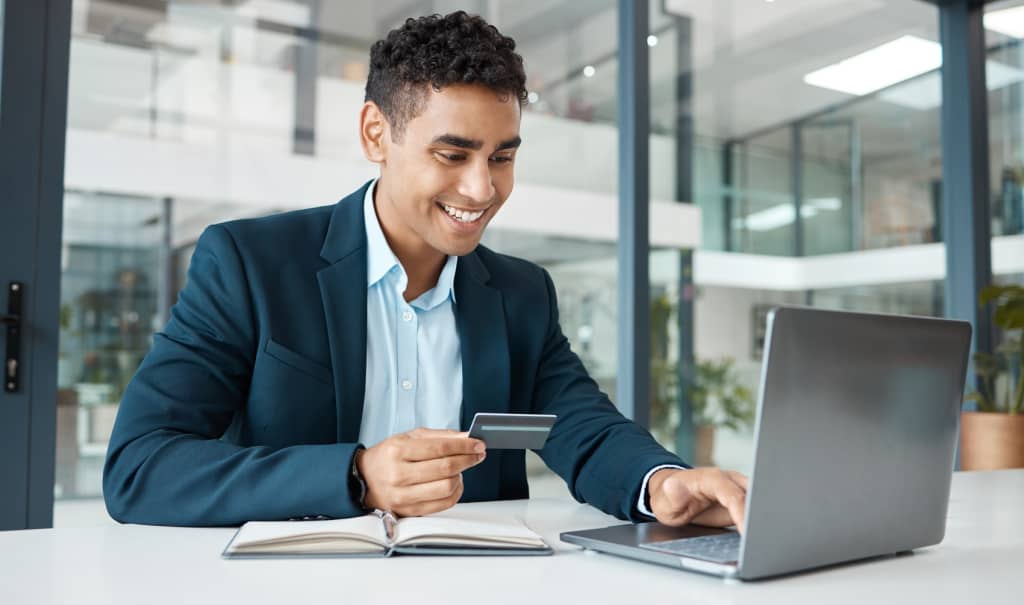Uomo al lavoro con carta di credito in mano Uomo al lavoro con carta di credito in mano
