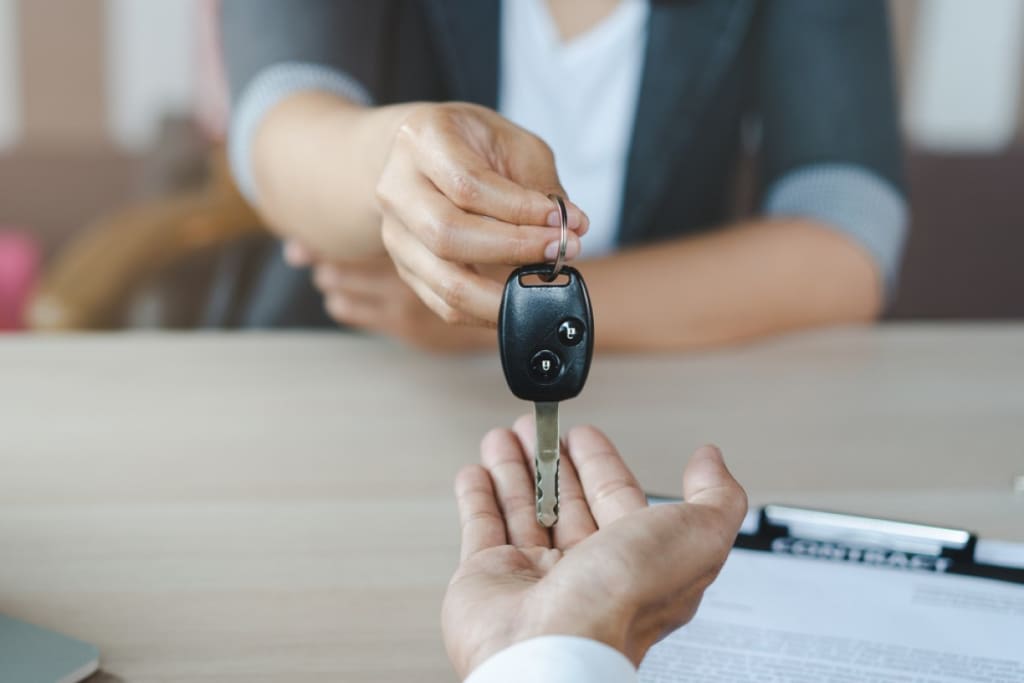 mani che si scambiano chiave auto mani che si scambiano chiave auto