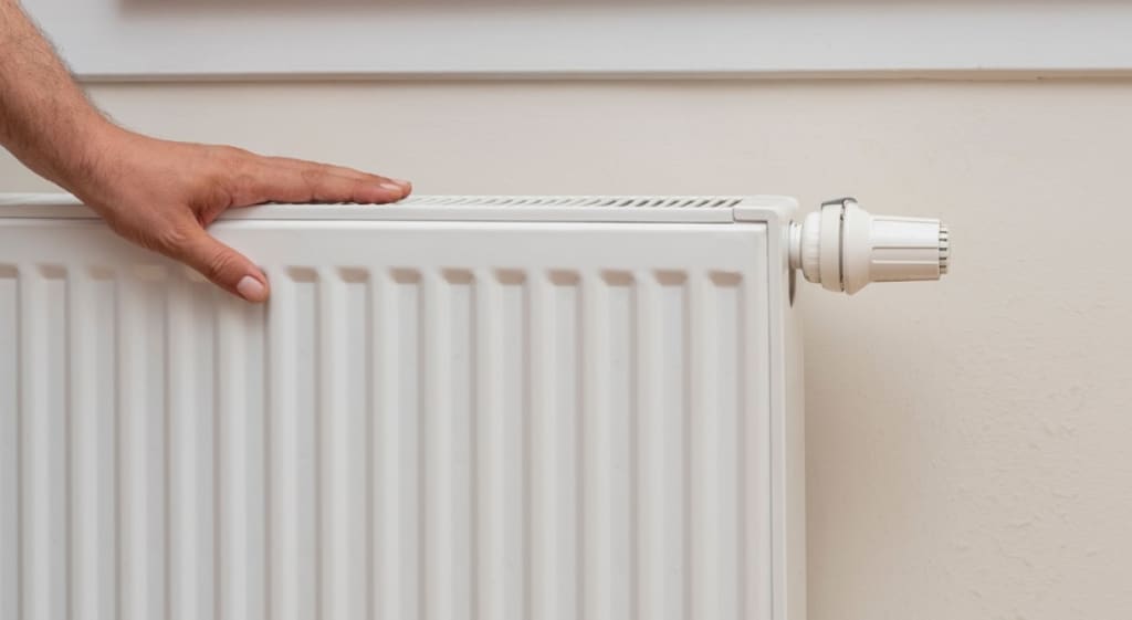 mano che controlla la temperatura di un termosifone mano che controlla la temperatura di un termosifone