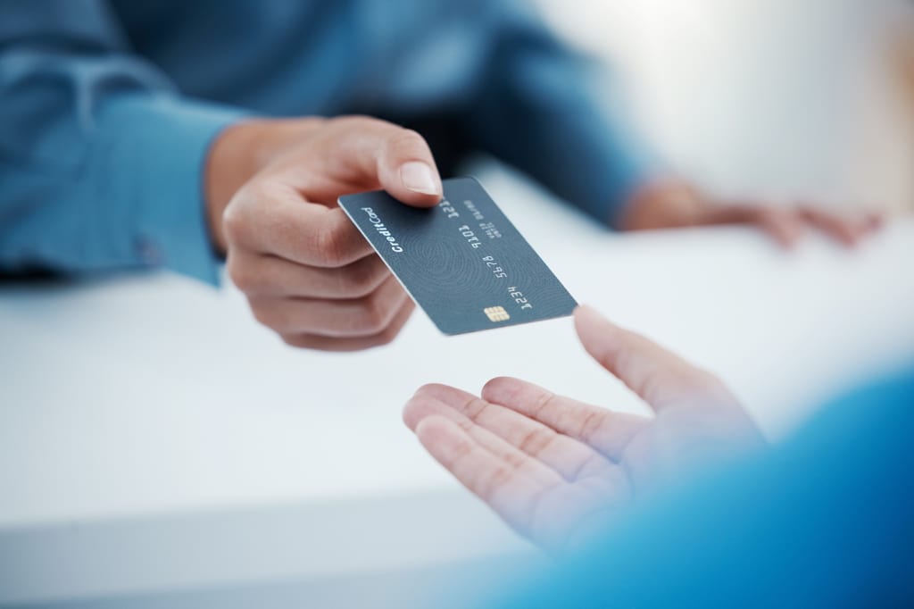 Mano che tiene carta di credito Mano che tiene carta di credito