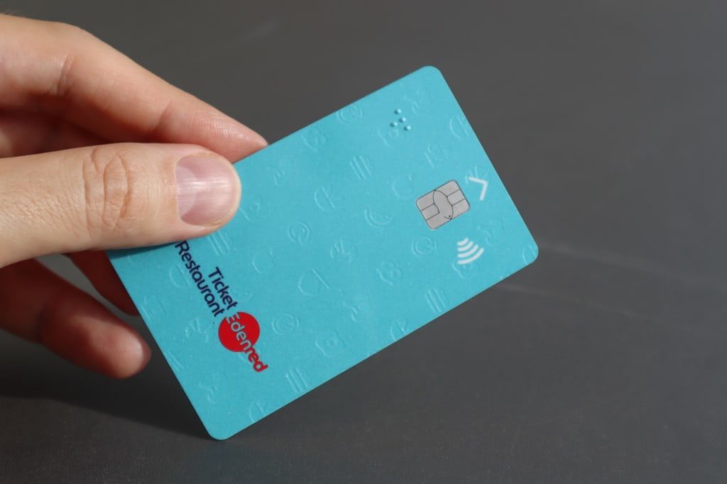 mano tiene carta buoni pasto