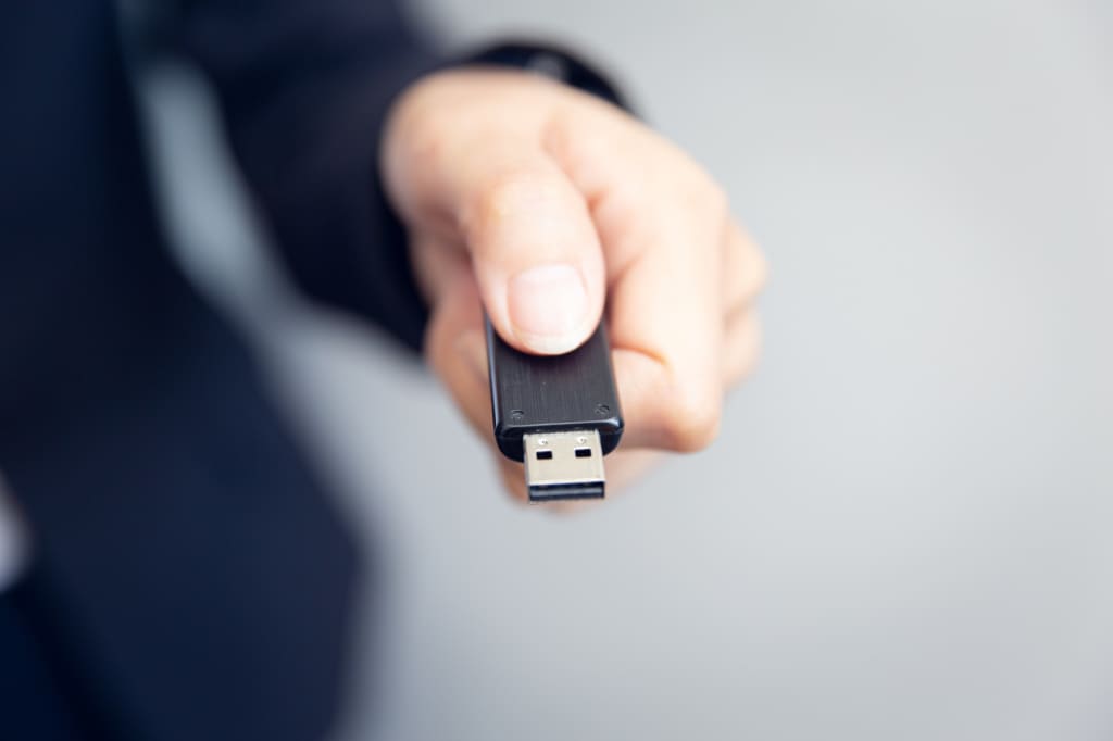 mano tiene chiavetta usb mano tiene chiavetta usb