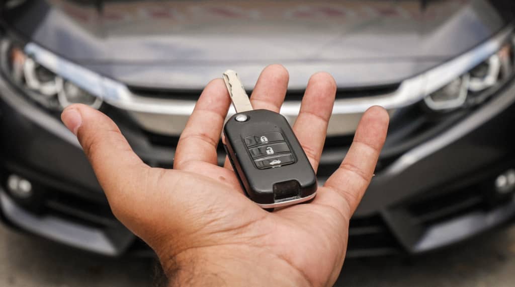 mani tiene chiavi dell'auto