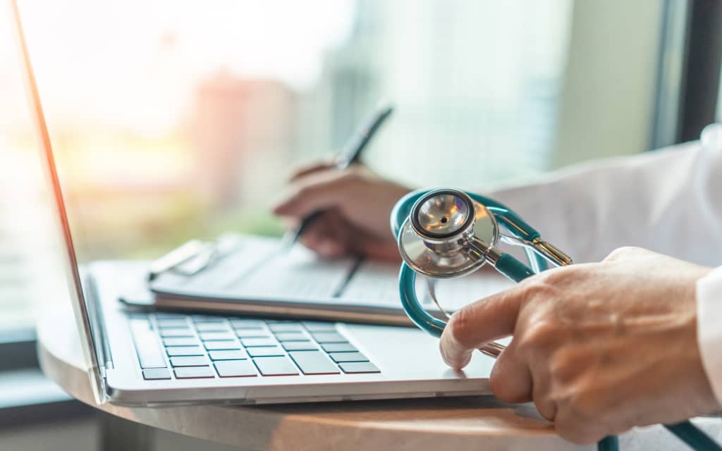 Medico che scrive Medico che scrive