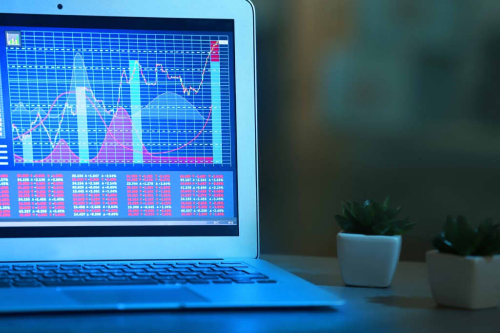 monitor di computer portatile con dati finanziari monitor di computer portatile con dati finanziari