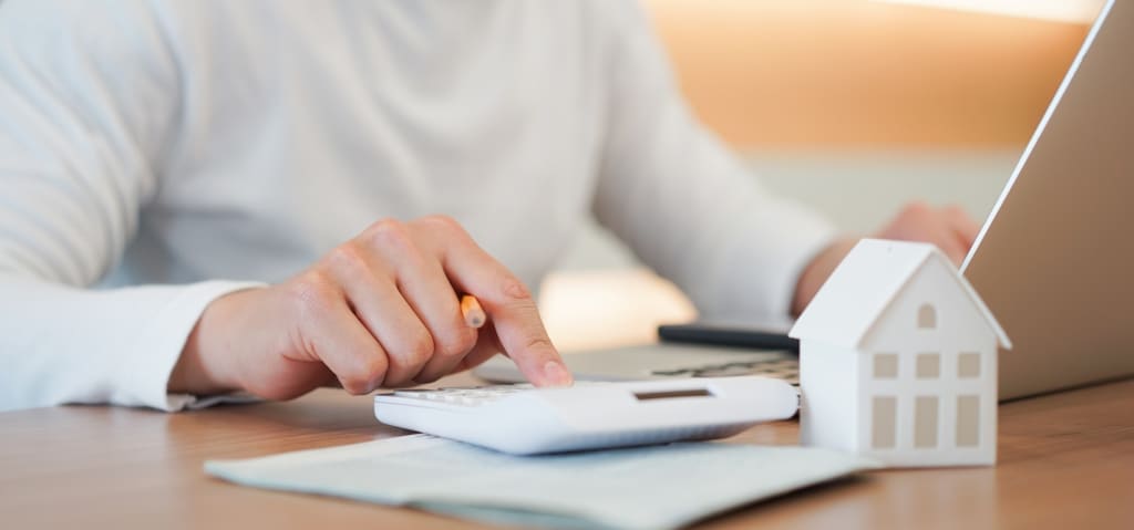 Persona che calcola i costi legati alla casa 