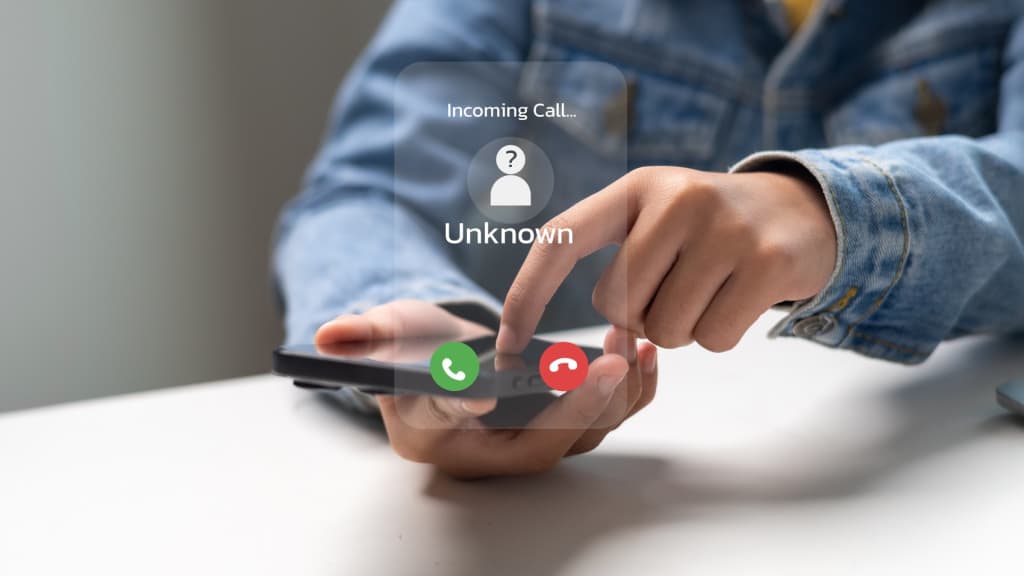 persona riceve chiamata da numero sconosciuto