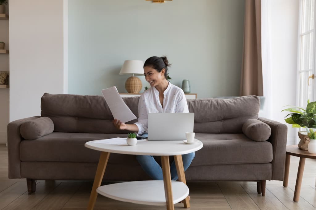 Ragazza a pc legge documenti