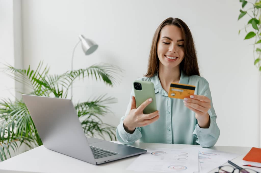 Ragazza con carta di credito Ragazza con carta di credito