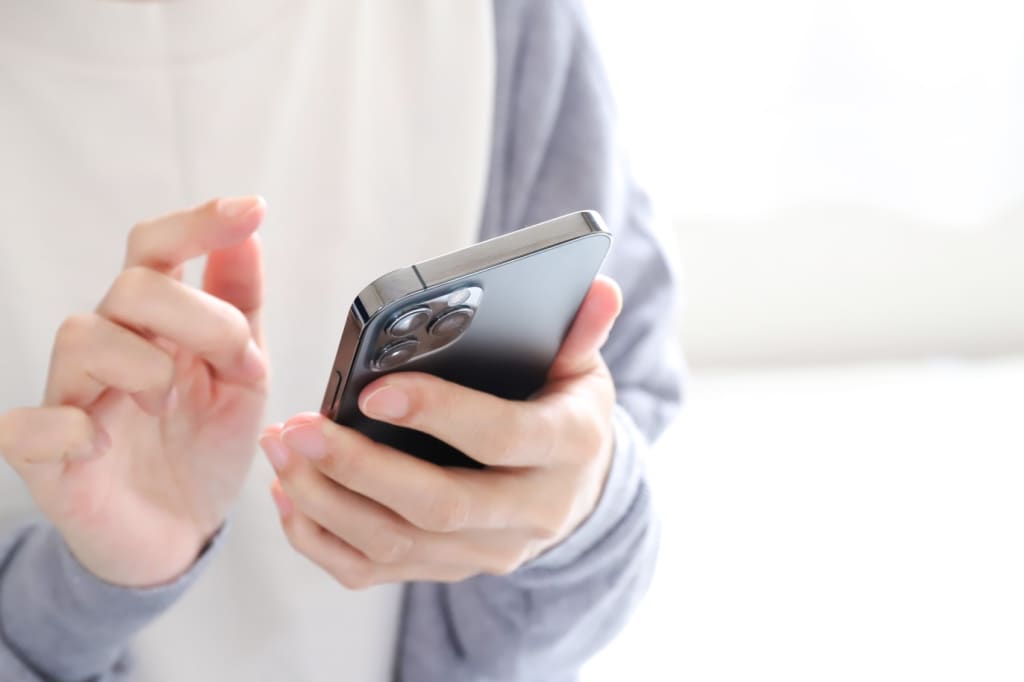 ragazza con smartphone in mano ragazza con smartphone in mano
