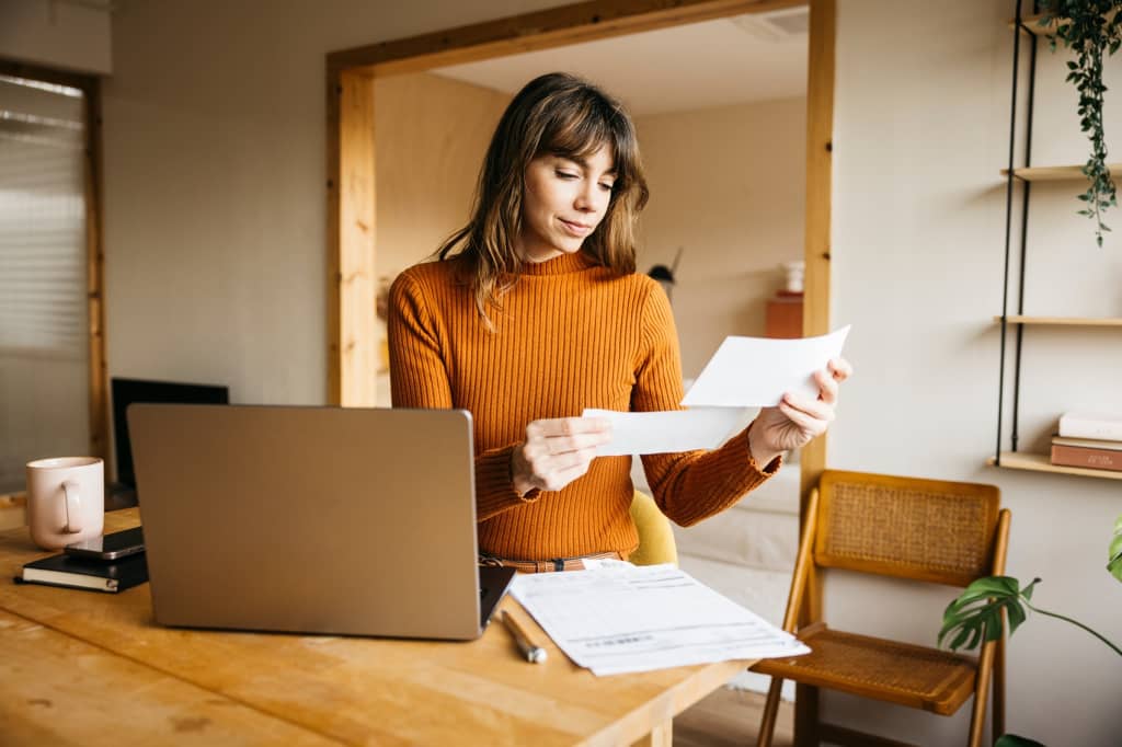 Ragazza controlla spese bollette