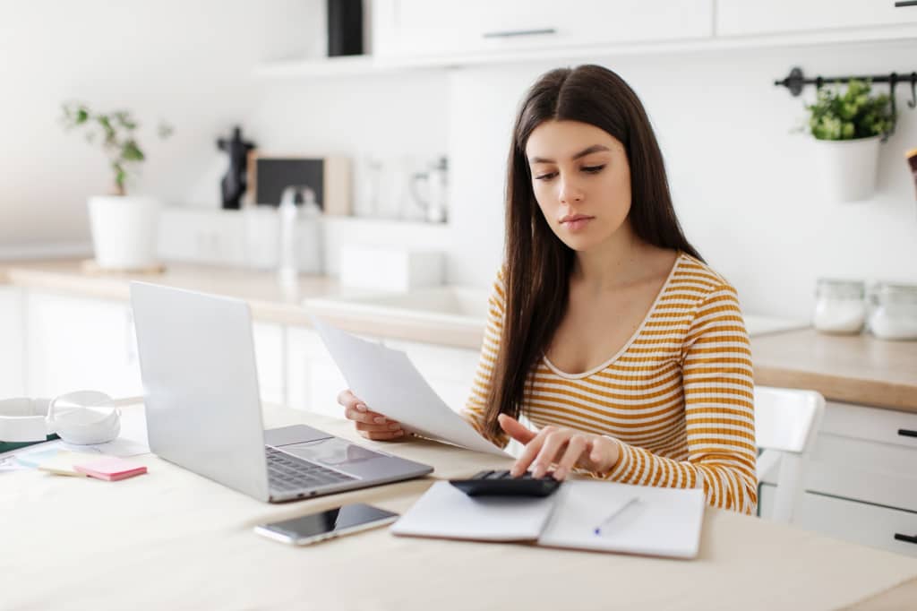 Ragazza che gestisce le finanze Ragazza che gestisce le finanze