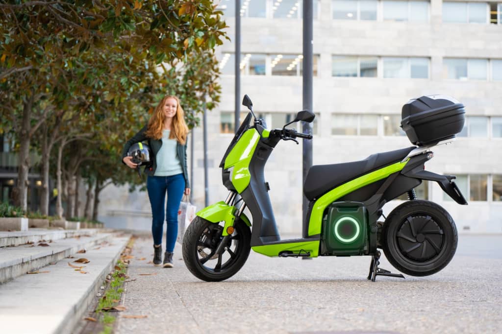 ragazza raggiunge moto elettrica