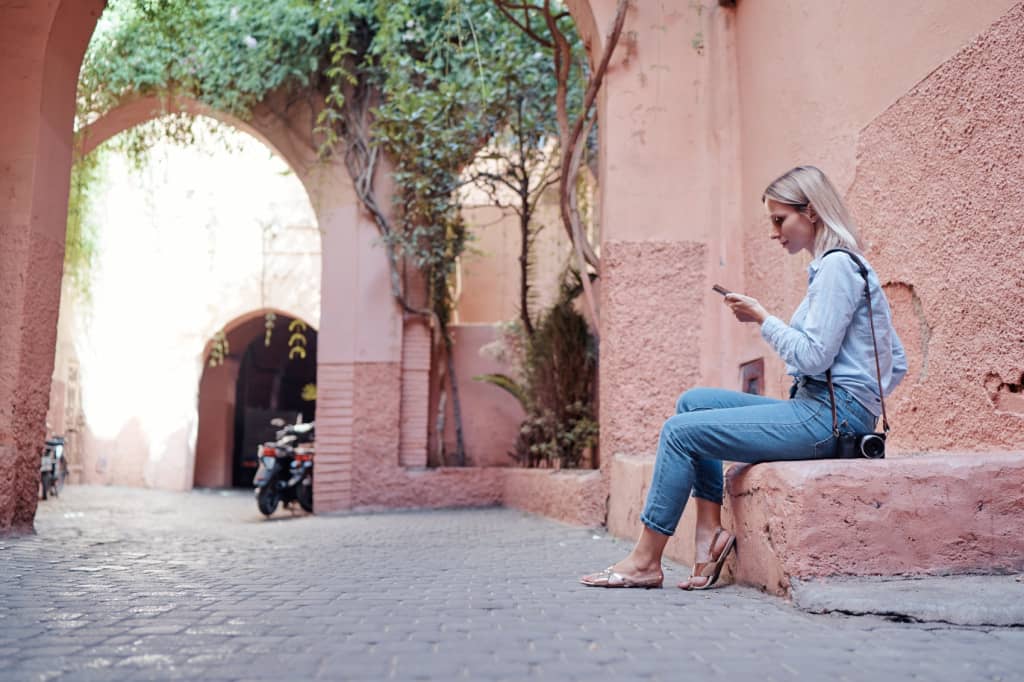 ragazza usa lo smartphone in Marocco ragazza usa lo smartphone in Marocco