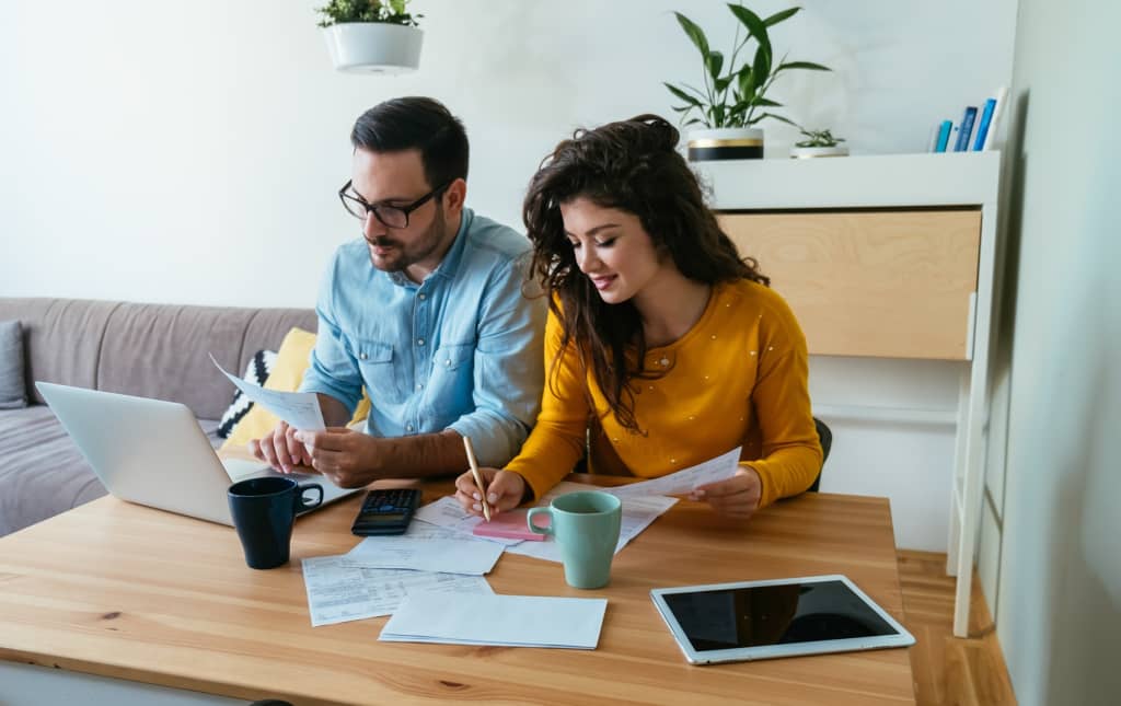 Ragazzi che calcolano risparmi Ragazzi che calcolano risparmi