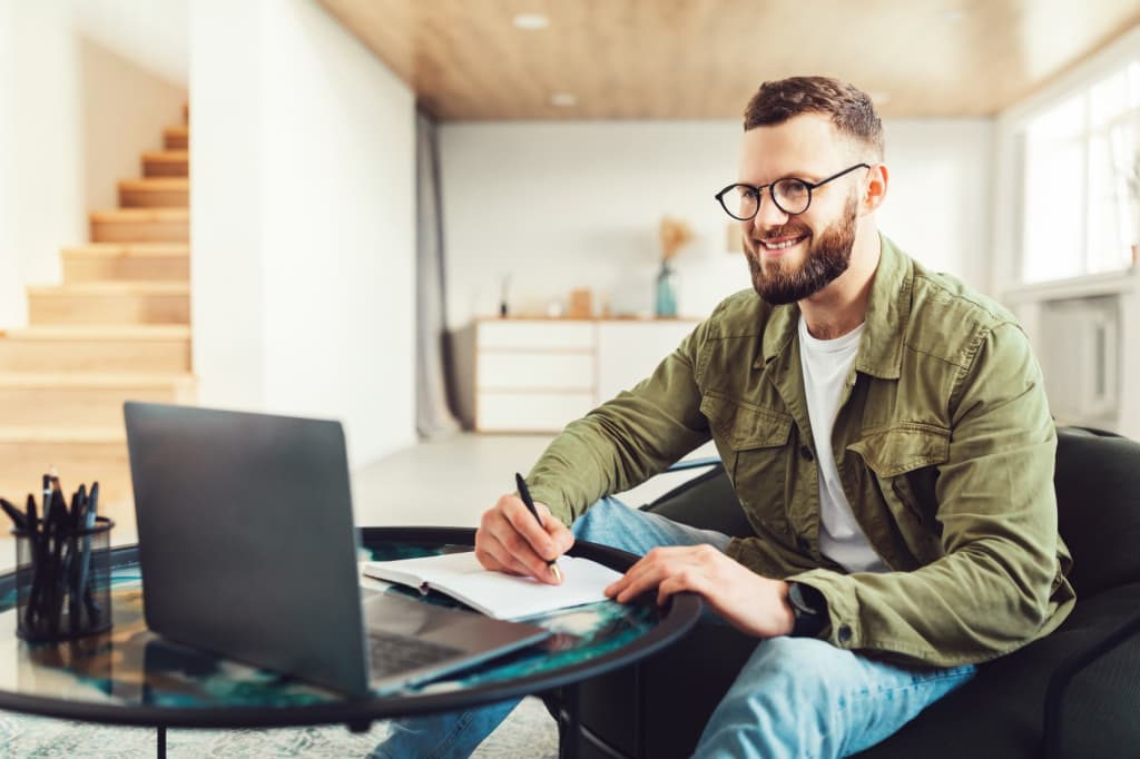 ragazzo controlla conto corrente al pc ragazzo controlla conto corrente al pc