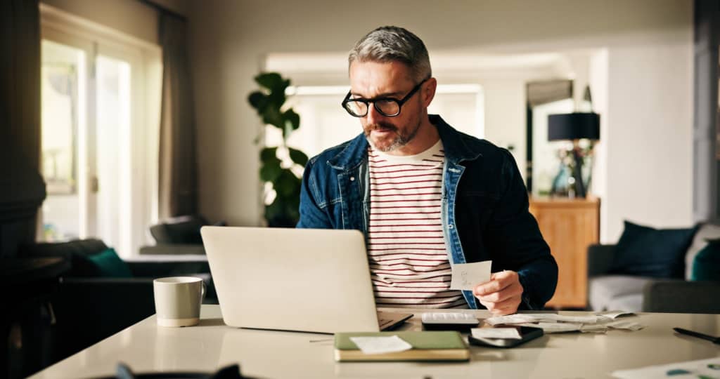 ragazzo guarda conti correnti al pc