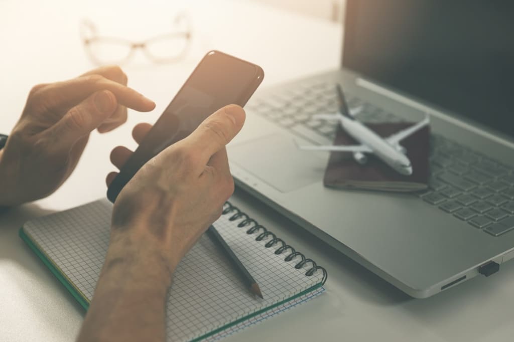 Uomo che prenota voli aerei online Uomo che prenota voli aerei online